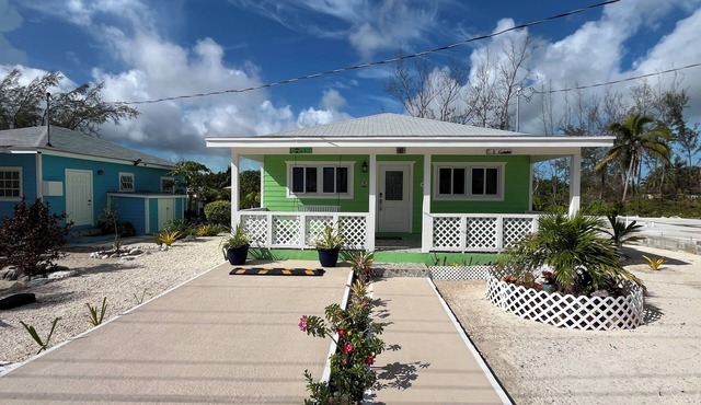 Charming 2-bedroom cottage in Exuma with AC located next to a 3 mile beach
