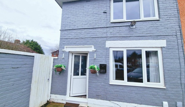 Charming 2 bedroom Spacious Home with big backyard