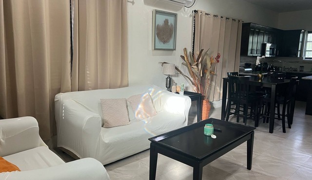 Charming 2-bedroom townhome in Nassau with WiFi, AC. Relax and unwind