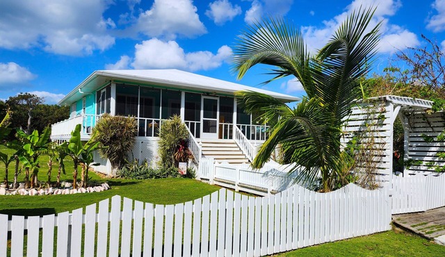 Charming 2 BR cottage in Great Guana Cay short walk to beach, AC WiFi Generator