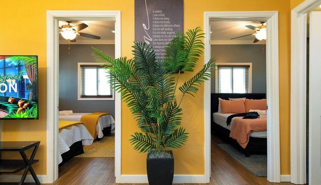 Charming 2bedroom cottage with AC, WiFi,Two-minute walk to beach.Island getaway!