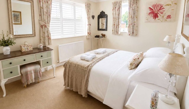 Charming 2BR Cottage in the Heart of Lyndhurst | Parking & Garden