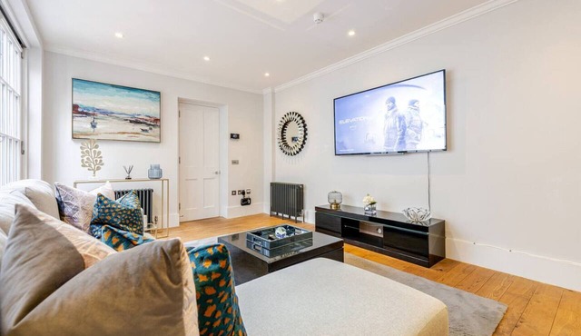 Charming 3 Bed Apartment with AC, WiFi in Marylebone