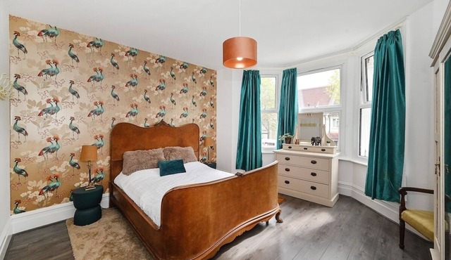 Charming 3 bed, garden, parking, Gatwick easy access