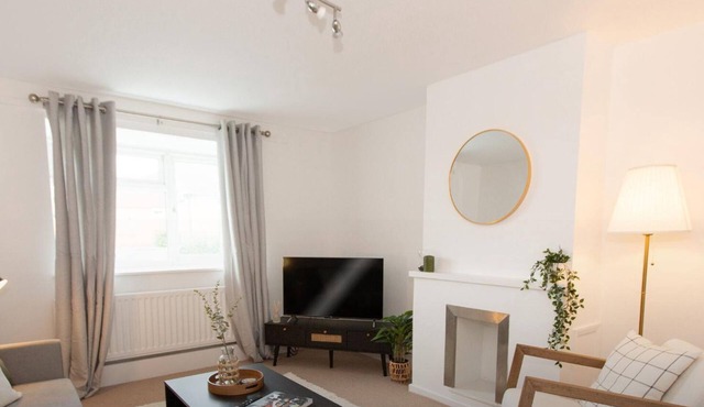 Charming 3 Bed home | Driveway Parking and Wi-Fi