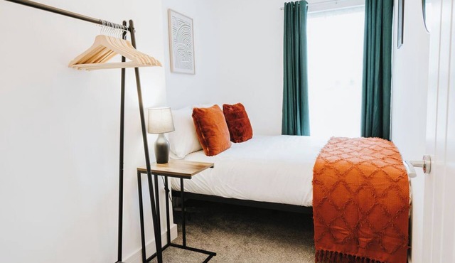 Charming 3 Bed Home | Central | Netflix | Garden | Sleeps 6