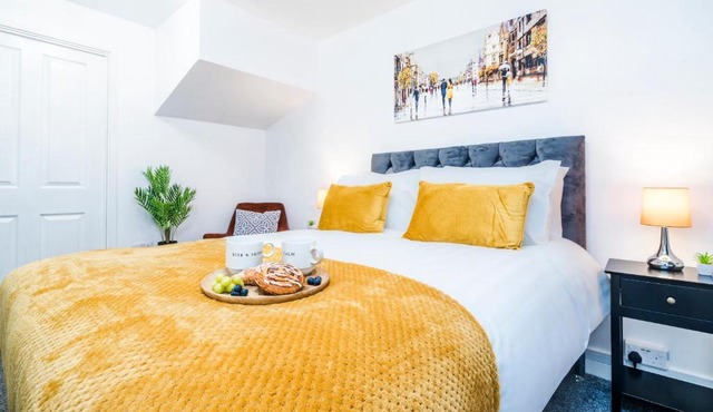 Charming 3-Bed House, Accommodates 6, Fast Wi-Fi, Perfect for Long Term Stays
