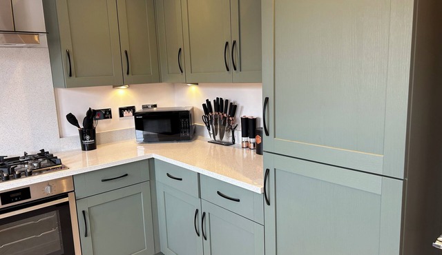 Charming 3-bedroom house in Van Dyk Village, Chesterfield, with WiFi and parking