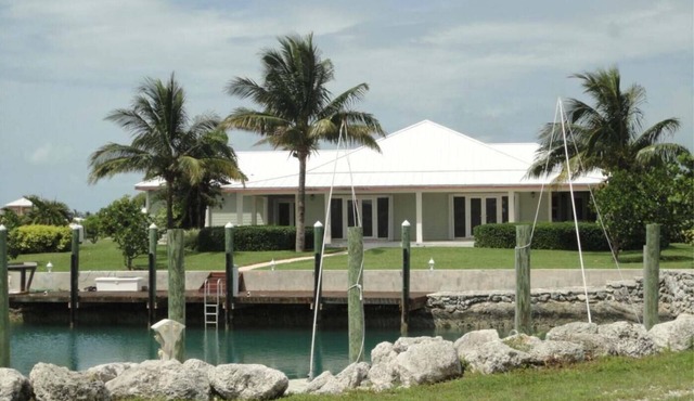 Charming 3-bedroom house with WiFi, Dockage, AC in West End