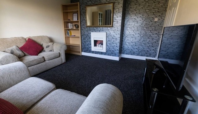 Charming 3-bedroom house with WiFi and free parking within compound in Thornaby