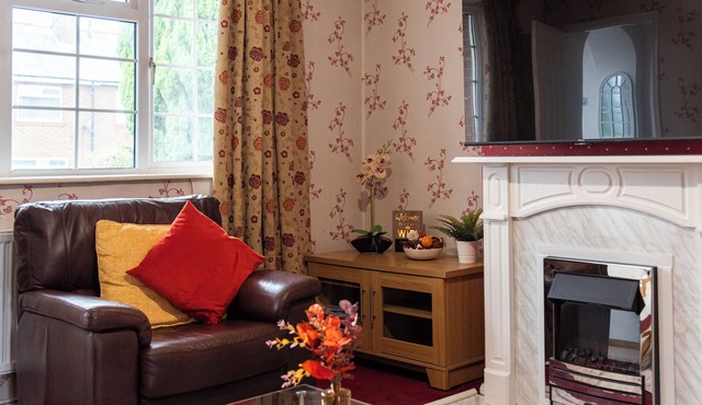 Charming 3-bedroom house 8 min away from Luton station, Mall and Luton Airport
