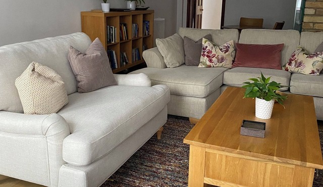 Charming 3BR Victorian Cottage in the historic town of Colnbrook, Berkshire