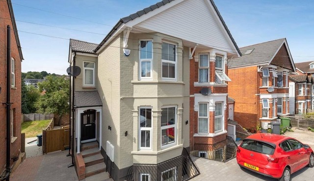 Charming 5 Bedroom Home in High Wycombe Perfect for Families