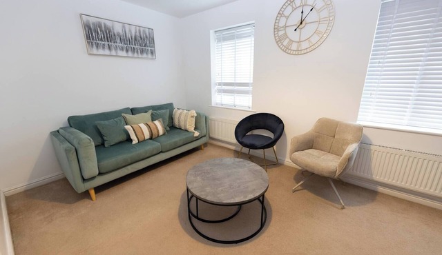 Charming 5-Bedroom Townhouse in Central Gloucester