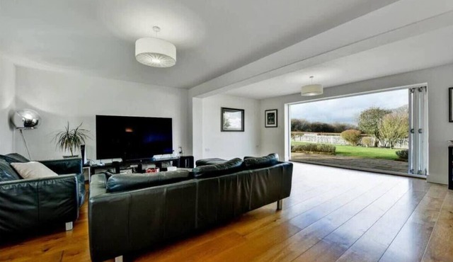 Charming 5BR Farmhouse Retreat in Amersham