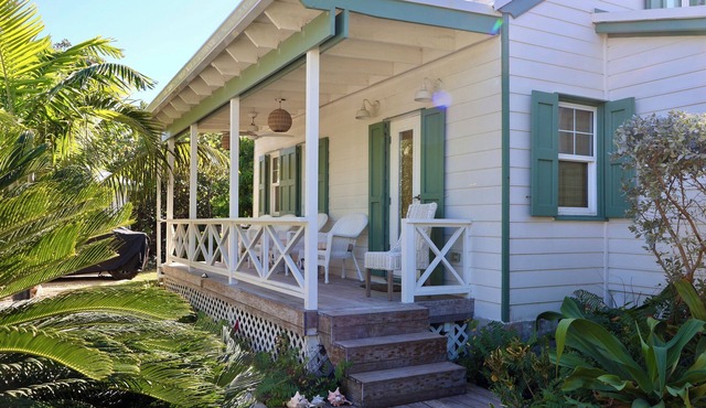 Charming Cottage w/pool- in the highly desired settlement