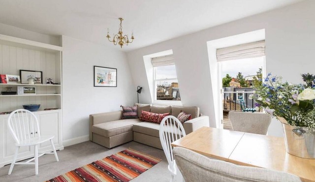 Charming flat with balcony in Pimlico