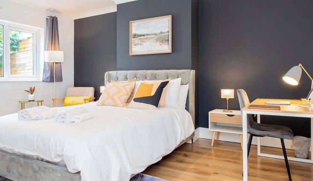 Charming Garden Flat with Free Parking @ Abingdon