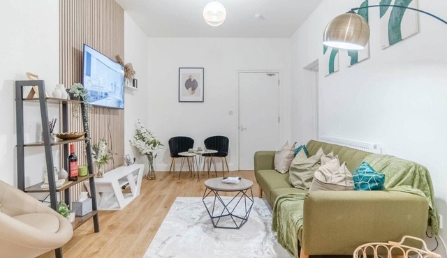Charming London Flat Near Wembley + Parks | Garden