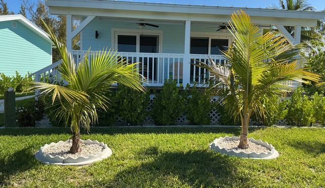 Charming New Blue Studio on water with dock, WiFi & AC in fun time Freeport