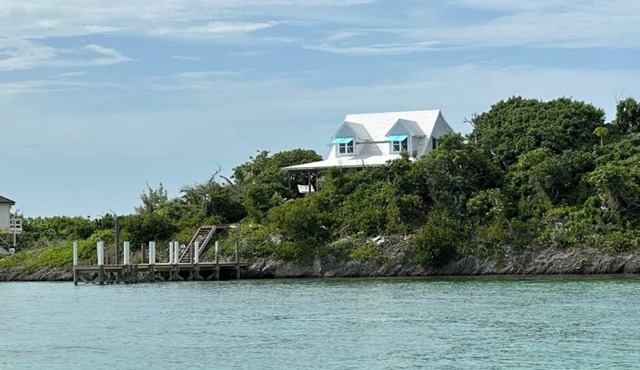 Charming Out-island Cottage with Private Dock on Tilloo Cay