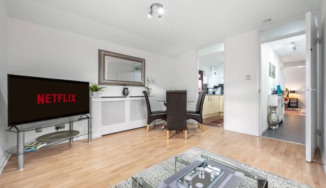 Charming Retreat in Waltham Cross. 20 Mins to Central London
