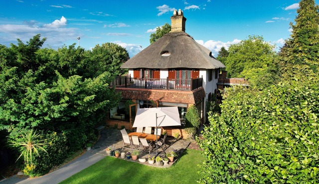Charming Riverside Cottage - Ideal for Families & Groups, Pool, Gardens & River