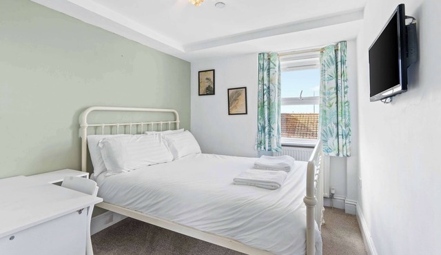 Charming Seaside Escape Steps from Brighton Pier