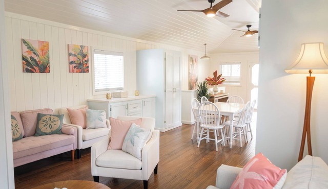 Charming Tickled Pink 2BR, 3BD, 3BTH home, minutes from pink sand beach