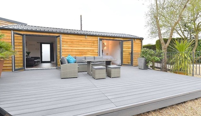 Cheerful 1BD Cottage with Parking Nr Guildford