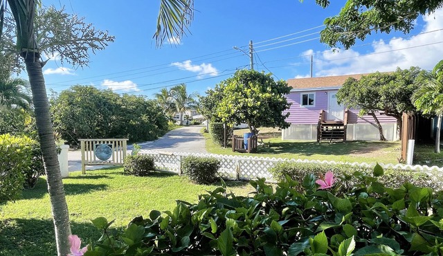 Cheerful Bahamian Pad. Walk to Beaches, Bars, Restaurants, Grocery-Liquor stores