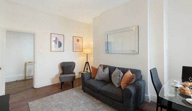 Chelsea Apartment | King`s Road, River Thames & Thames Clipper