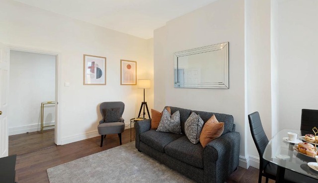 Chelsea Apartment | Stamford Bridge, King's Road & River Thames
