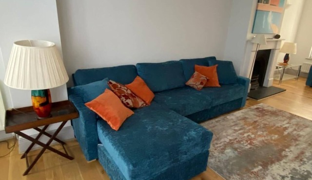 Chelsea house with shops, museums and great transport links on your doorstep