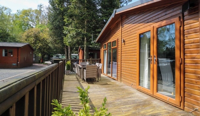 CHERRY TREE LODGE, pet friendly, with a garden in Windermere
