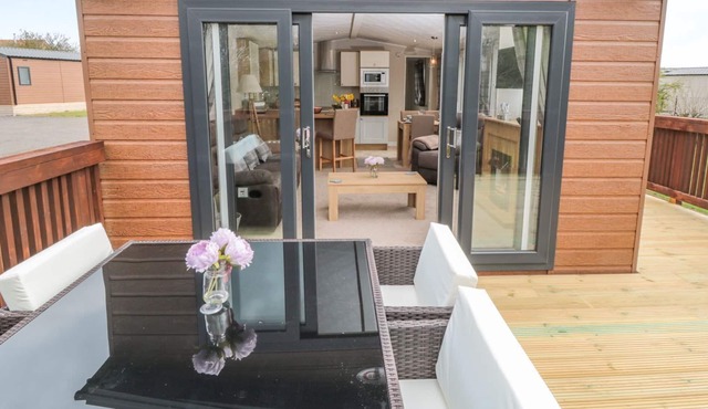 CHESTNUT LODGE, pet friendly, country holiday cottage in Runswick Bay