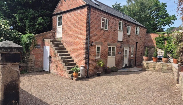 CHESTNUTS BARN, pet friendly, with a garden in Holbrook, Derbyshire