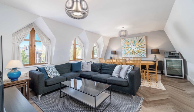 Chic 2BR Battersea Flat - Terrace & Pet-Friendly