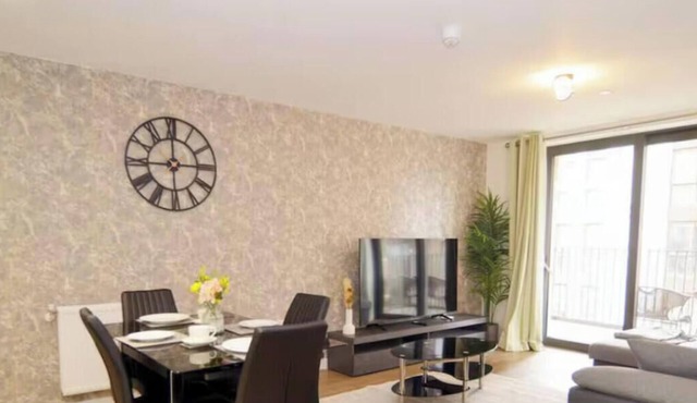 Chic 2BR Flat Stunning Views Greenwich Peninsula