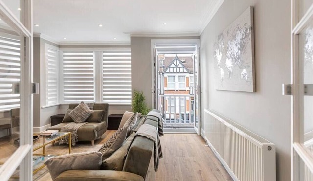 Chic and Radiant Retreat in Harringay Ladder