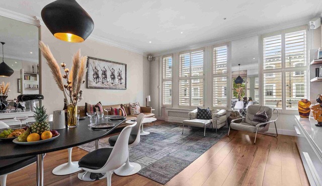 Chic Chelsea maisonette with 2 terraces