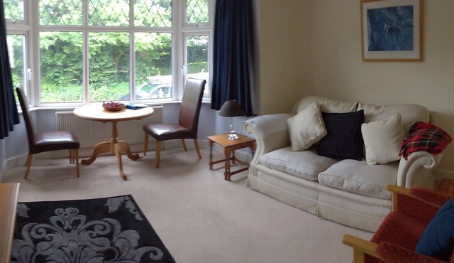 Chic country apartment stunning views, near villages & easy reach of London