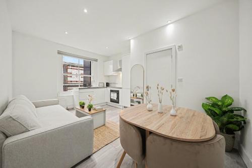 Chic Designer 2BR Flat on Iconic Abbey Road