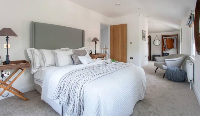 Chic & Luxurious Townhouse - Central Marlow