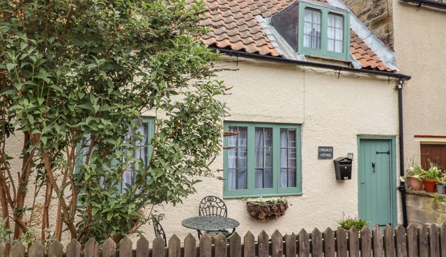 CHOLMLEY COTTAGE, pet friendly, character holiday cottage in Ruswarp