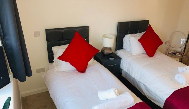 City Centre 2 Bed Apartment with free parking