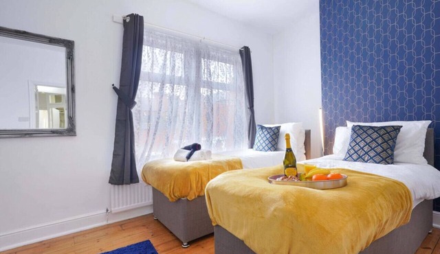 City Centre House Sleeps 7 Free Parking Fast Wifi Sky TV Netflix Self-Check-In Yoko Property