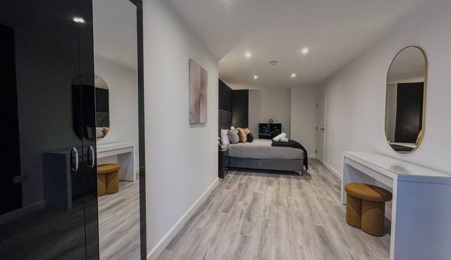 City centre living, generous sized luxury 2 bedroom apartment. Monkey themed!
