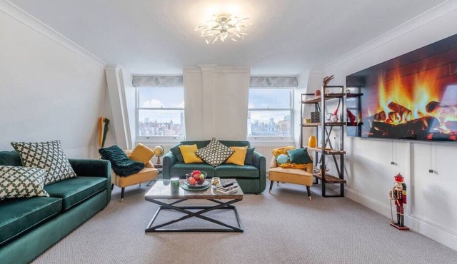 City Chic: 3 Bedroom, 3 Bathroom Luxury Living