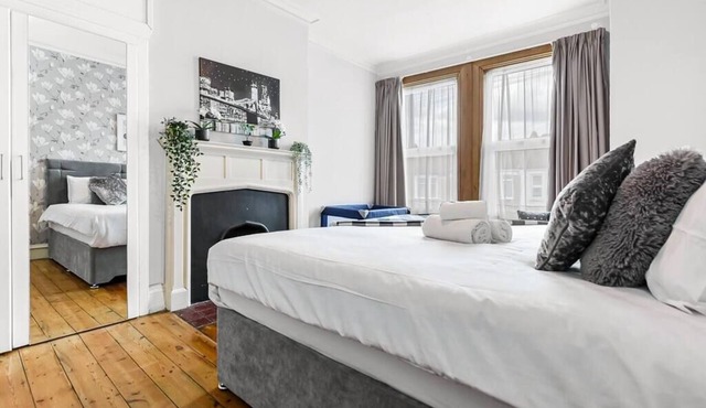 City Escape: Sleek and Comfy 3 BR House w/Garden